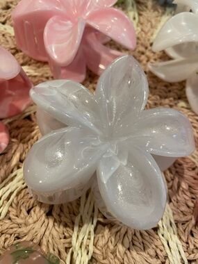 Shimmering White Flower Hair Clip 🤍🐣